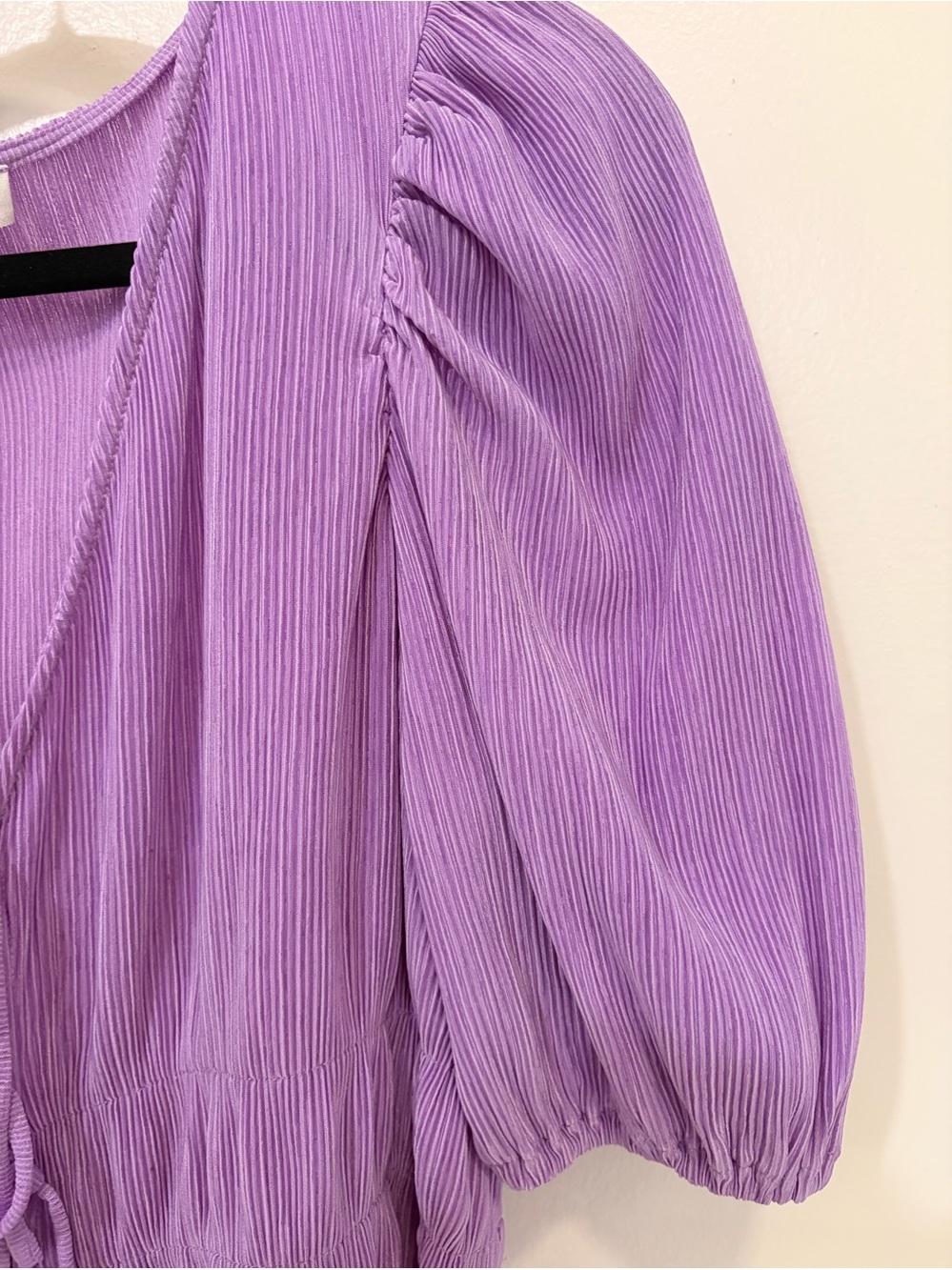 Mango plissé tie-up top w/ short puff sleeves and an elastic waist. - Picture 7 of 9